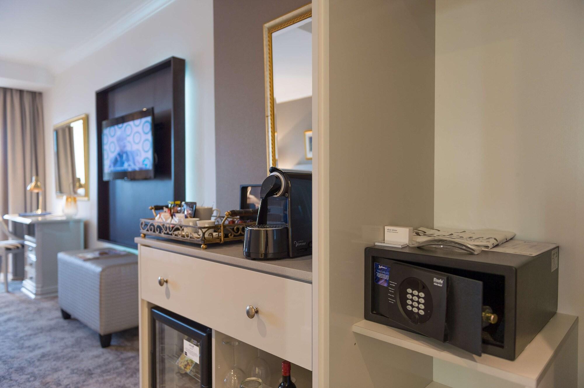 Hotel Le Vendome Cape Town Eksteriør bilde A safe in a hotel room