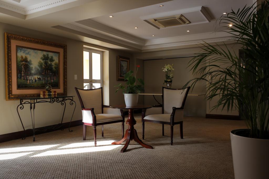 Hotel Le Vendome Cape Town Eksteriør bilde The interior of the hotel