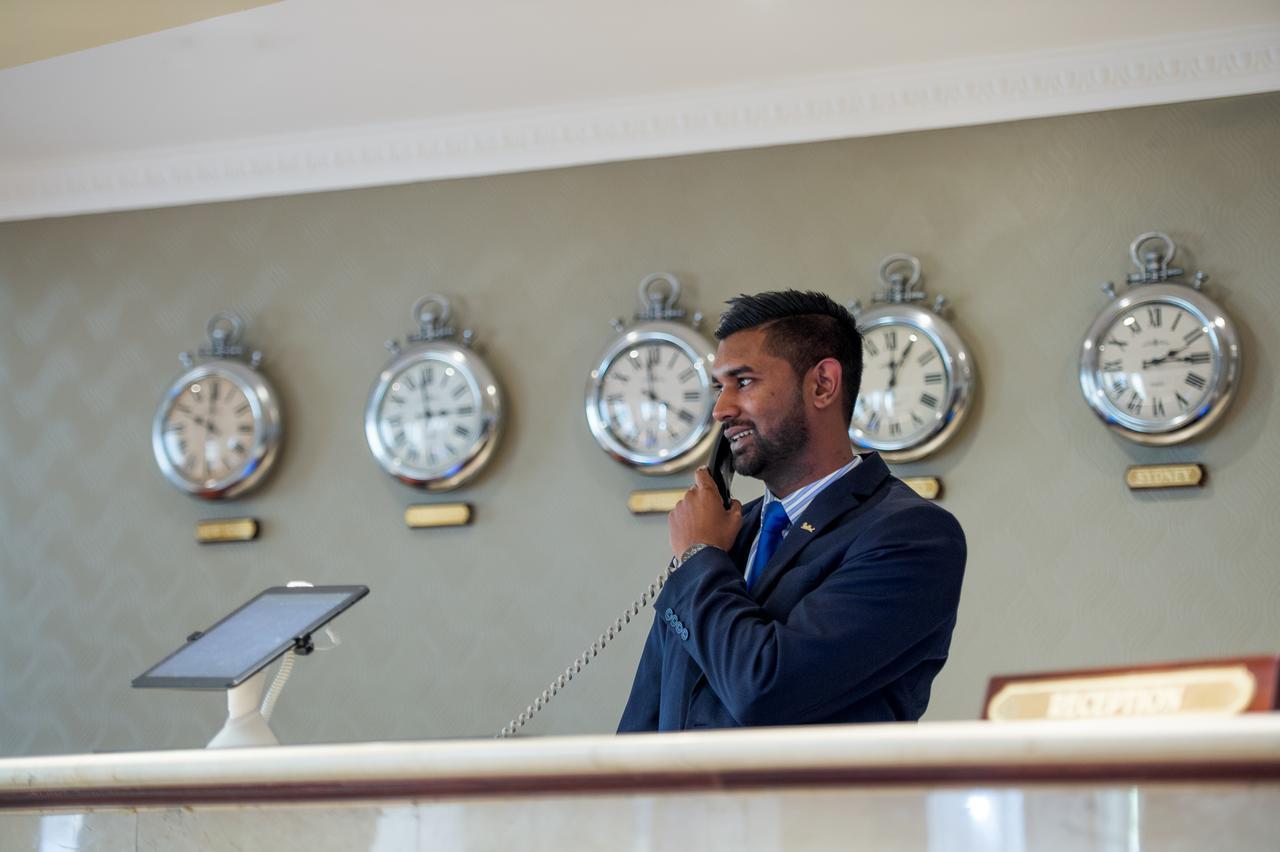 Hotel Le Vendome Cape Town Eksteriør bilde A hotel concierge