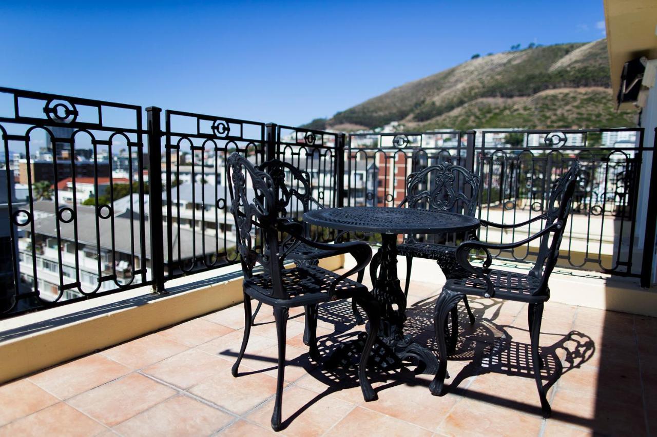 Hotel Le Vendome Cape Town Eksteriør bilde A wrought iron patio set
