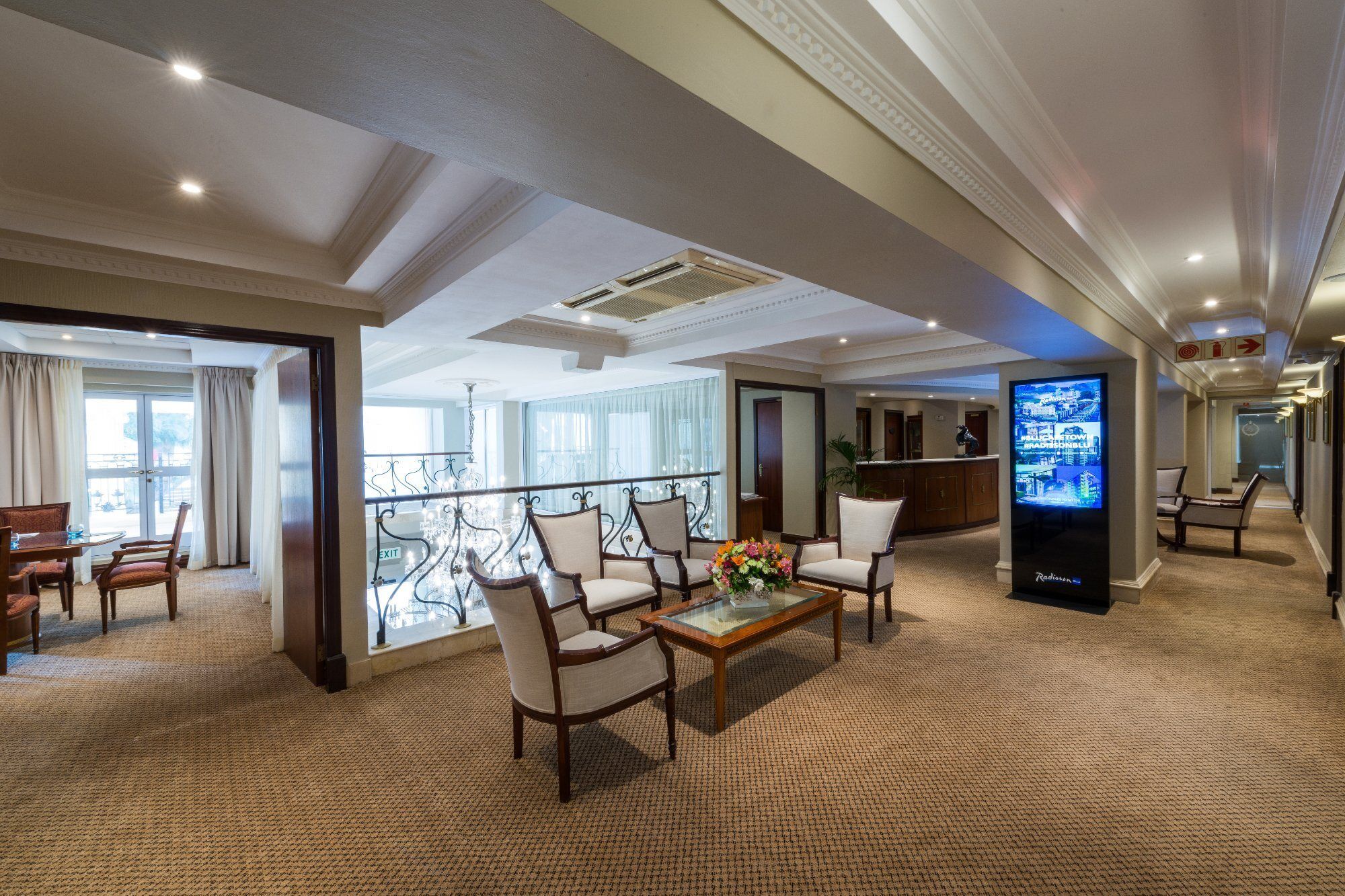 Hotel Le Vendome Cape Town Eksteriør bilde Club Lounge at the airport